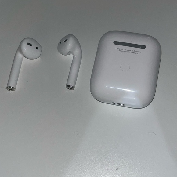 Apple AirPods White Wireless Headset with Charging Case